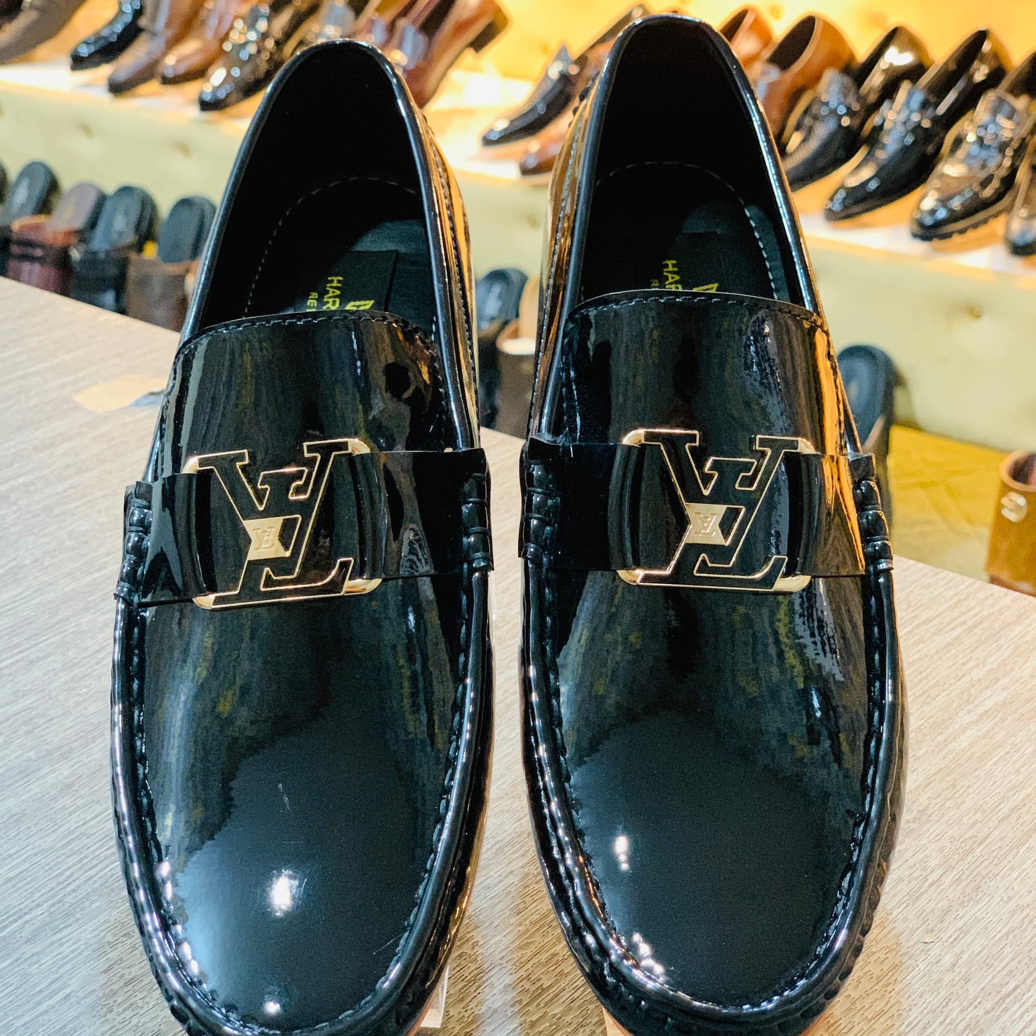 DL - L-V SHINY BLACK LOAFFERS